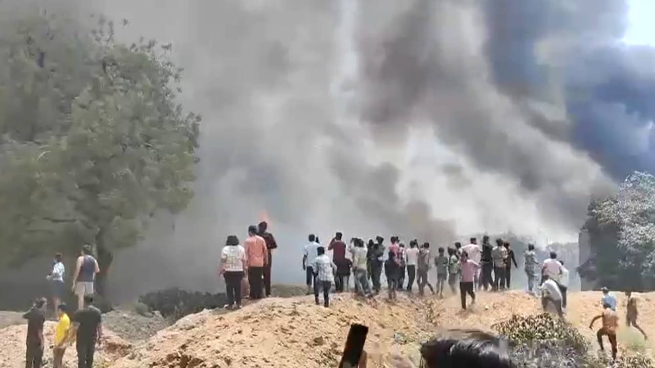 Air India Plane Crash: এয়ার ইন্ডিয়ার বিমান ভেঙে পড়তেই বড়সড় ক্ষতি ইন্ডিগো-স্পাইসজেটেরও, উবে গেল হাজার হাজার কোটি