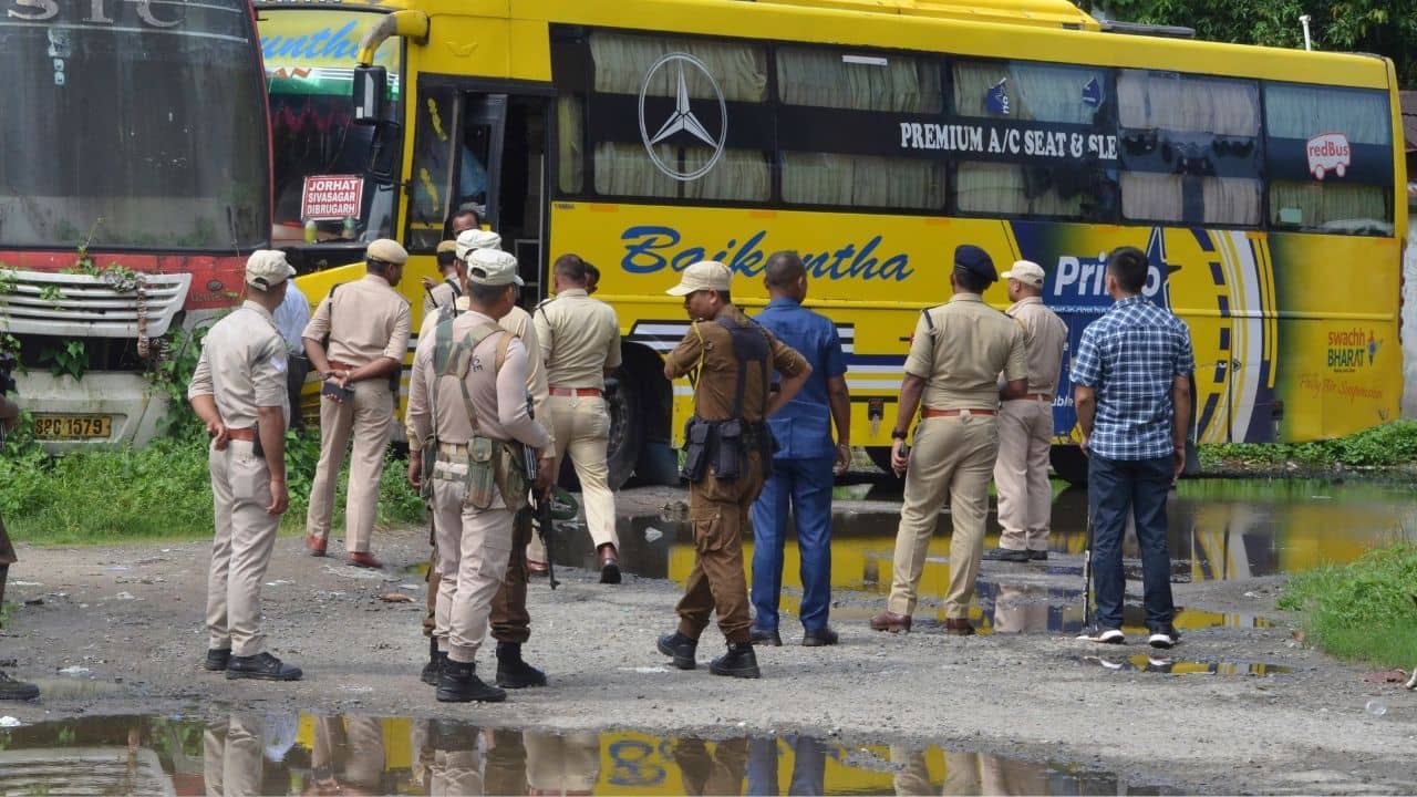 রাতে বাড়ি থেকে বেরলেই গুলি করবে পুলিশ! হিংসা থামাতে শুট অ্যাট সাইটের নির্দেশ মুখ্যমন্ত্রীর