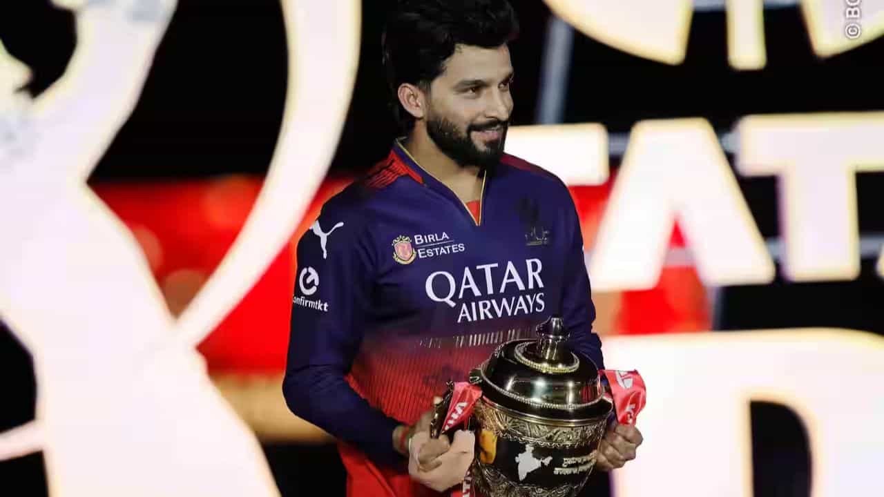 Rajat Patidar RCB: ব্যাকগ্রাউন্ডে 'কুইন'-এর গান, এক লাইনেই জমিয়ে দিলেন আরসিবি ক্যাপ্টেন Rajat Patidar RCB: ব্যাকগ্রাউন্ডে 'কুইন'-এর গান, এক লাইনেই জমিয়ে দিলেন আরসিবি ক্যাপ্টেন