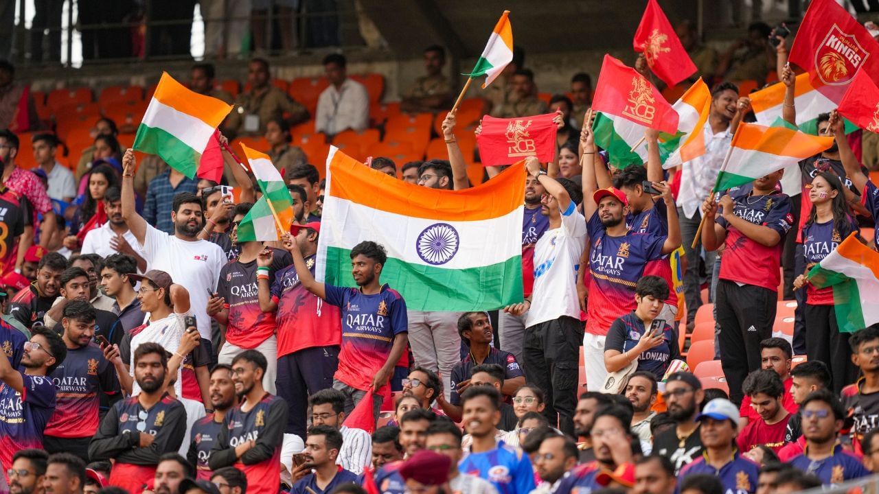 ১৮তম আইপিএলের সমাপ্তি অনুষ্ঠানে যে দেশপ্রেমের ছোঁয়া থাকবে, তা আগেই জানা গিয়েছিল। এ বার ফাইনাল ম্যাচ শুরু হওয়ার আগে সেটাই দেখা গেল।
