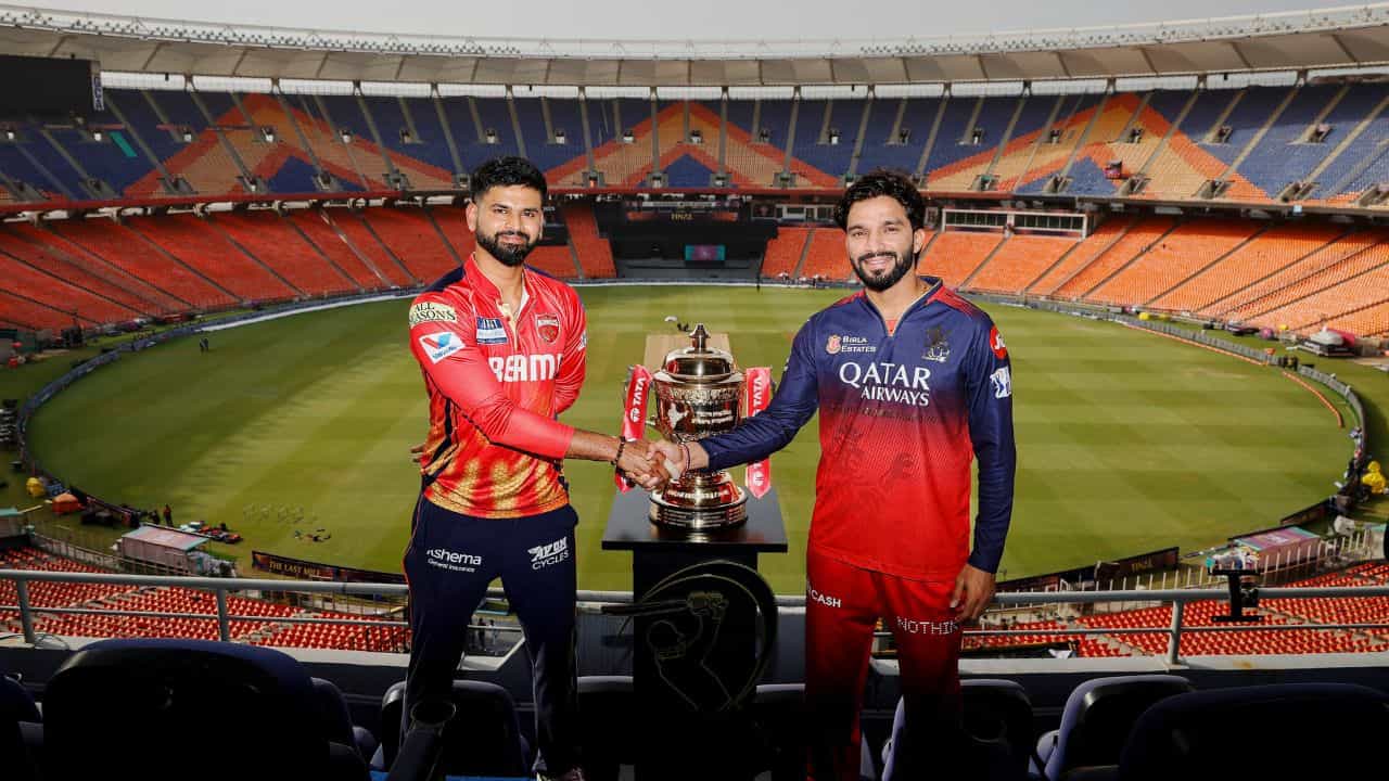 RCB vs PBKS Confirmed Playing XI, IPL 2025 Final: আরসিবিকে অল্প রানে থামানোর ছক পঞ্জাবের, টস ভাগ্য সঙ্গ দিল শ্রেয়সের, ম্যাচে কী হবে? RCB vs PBKS Confirmed Playing XI, IPL 2025 Final: আরসিবিকে অল্প রানে থামানোর ছক পঞ্জাবের, টস ভাগ্য সঙ্গ দিল শ্রেয়সের, ম্যাচে কী হবে?