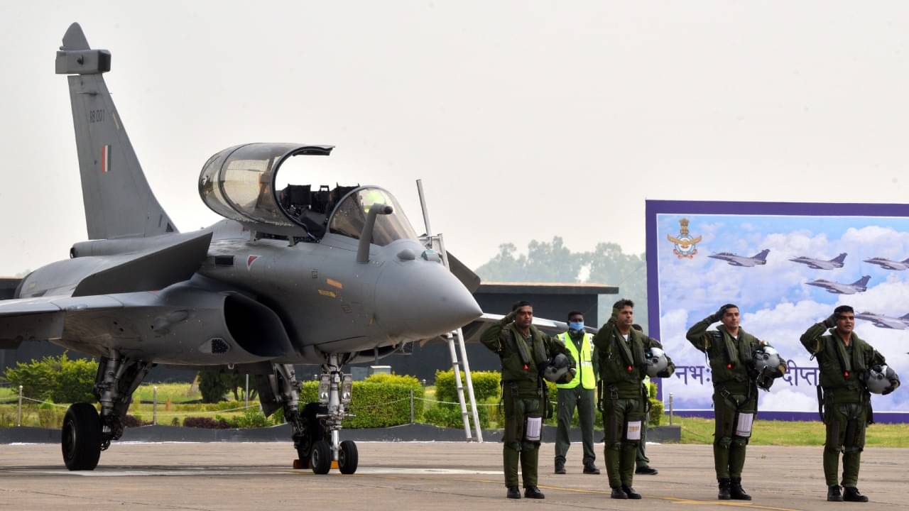 Indian Army’s Power: আর ঘুম হবে না পাকিস্তানের! আর কিছুক্ষণের মধ্যেই সীমান্তে শক্তি দেখাবে রাফাল থেকে সুখোই