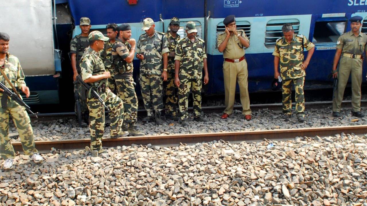 Rail Minister on BSF: BSF জওয়ানদের সঙ্গে ছেলেখেলা? চার আধিকারিককে বুঝিয়ে দিলেন রেলমন্ত্রী