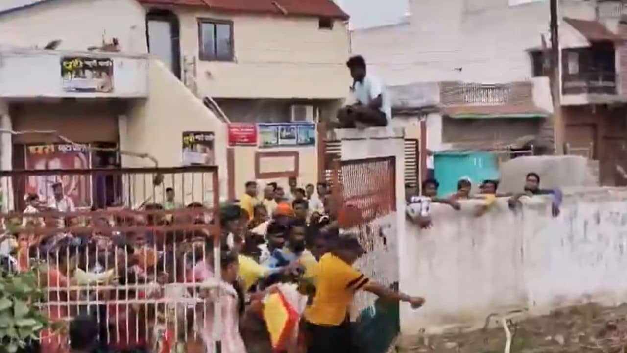Ration News: তালা ভেঙে রেশন দোকানে ঢুকে পড়ল ক্ষিপ্র জনতা, তারপর...