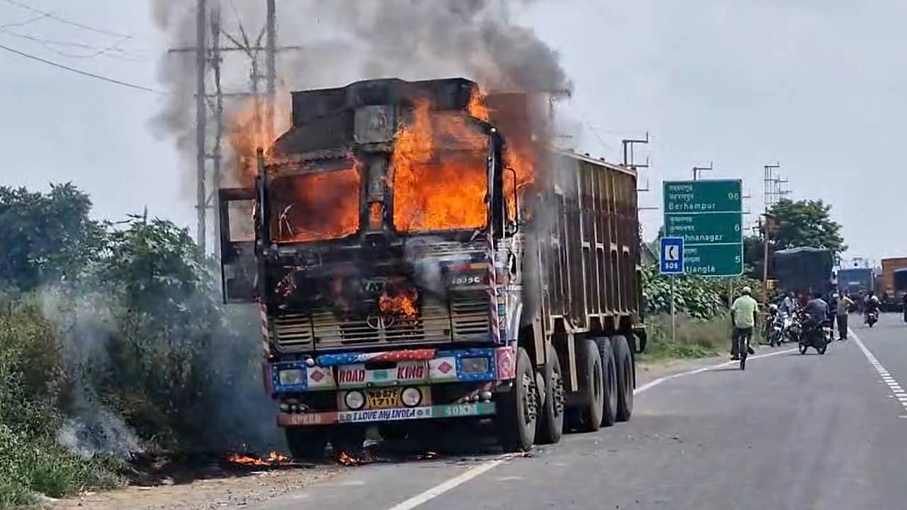 Road Accident: বাবার হাত ধরে রাস্তা পার হচ্ছিল কিশোরী, চোখের পলকে মৃত্যু! জনতার ক্ষোভের আগুনে পুড়ে ছাই আস্ত লরি
