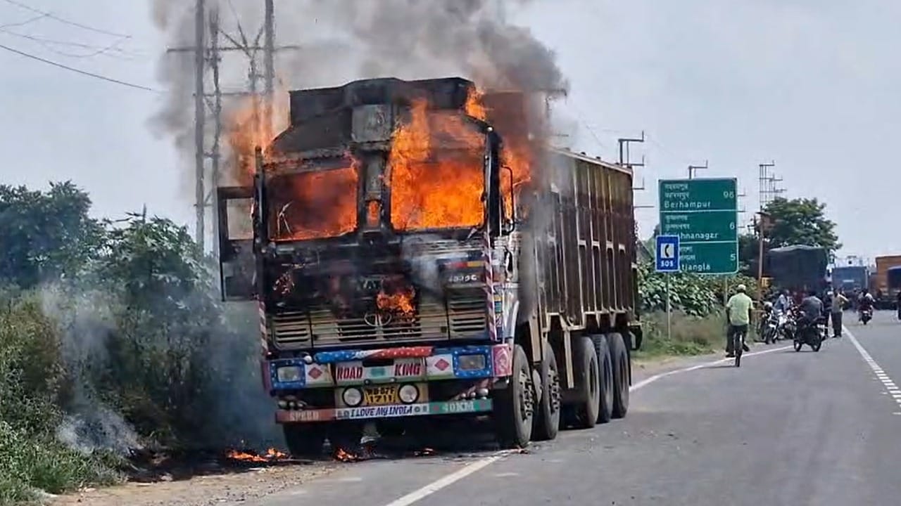 Road Accident: বাবার হাত ধরে রাস্তা পার হচ্ছিল কিশোরী, চোখের পলকে মৃত্যু! জনতার ক্ষোভের আগুনে পুড়ে ছাই আস্ত লরি Road Accident: বাবার হাত ধরে রাস্তা পার হচ্ছিল কিশোরী, চোখের পলকে মৃত্যু! জনতার ক্ষোভের আগুনে পুড়ে ছাই আস্ত লরি