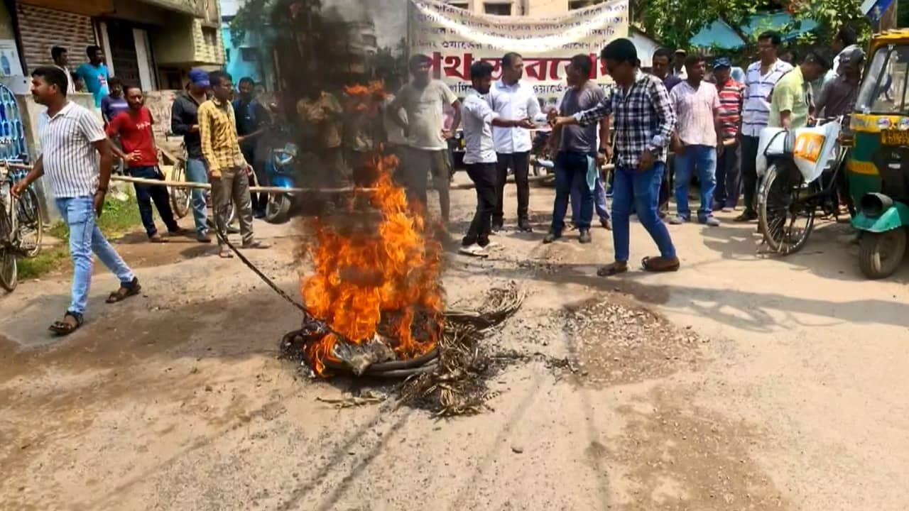 Dum Dum: ‘আসতেই হবে কাউন্সিলরকে’, টায়ার জ্বেলে পথ অবরোধ দমদমে
