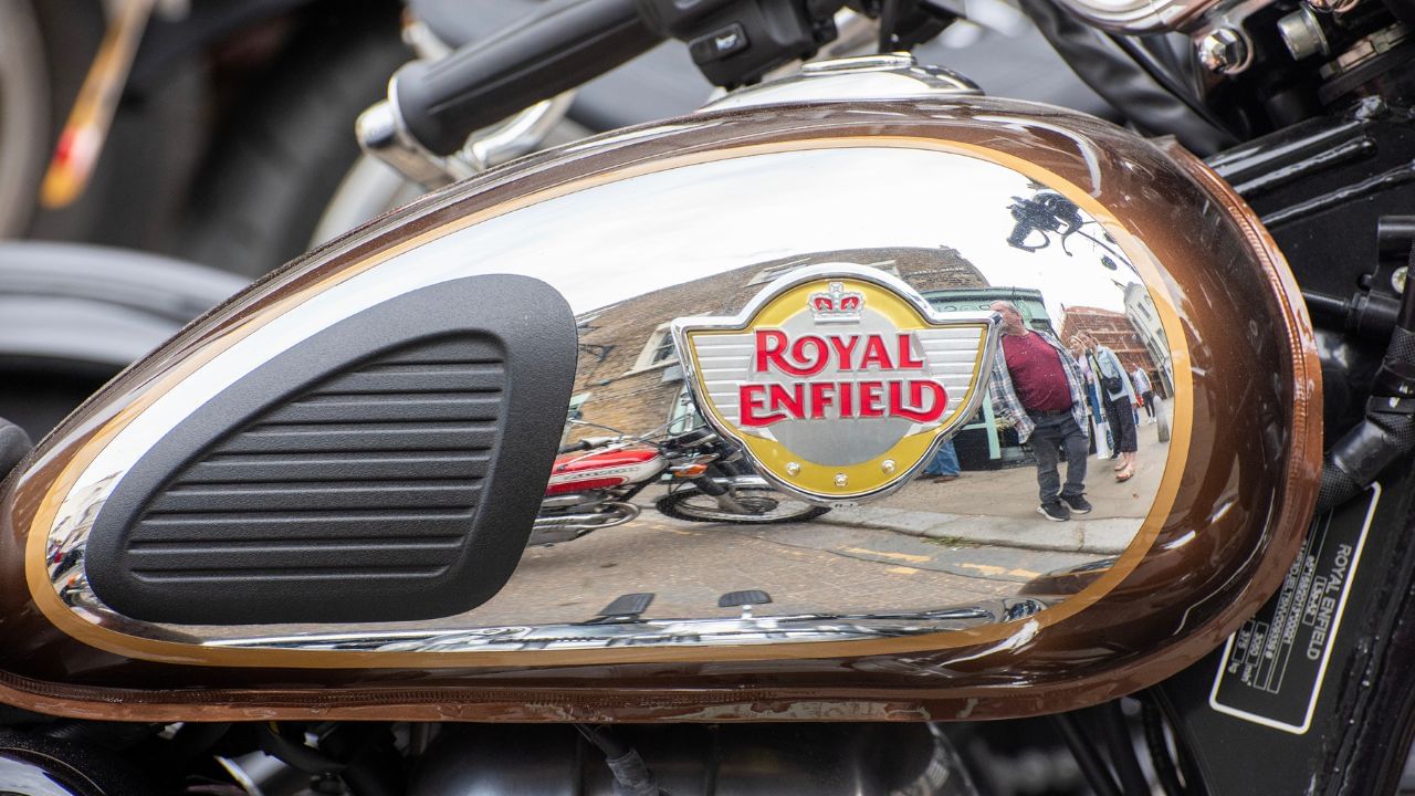 বাইকের দাম বেড়েছে সামান্যই, Royal Enfield-এর শেয়ারের দাম ১৫ বছরে কোথায় গিয়েছে জানেন? বাইকের দাম বেড়েছে সামান্যই, Royal Enfield-এর শেয়ারের দাম ১৫ বছরে কোথায় গিয়েছে জানেন?