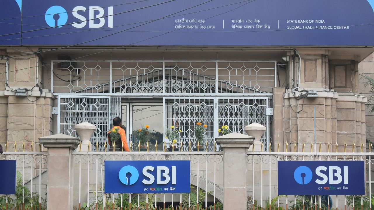 SBI Cuts Deposits Rate: কষ্টের আমানত রয়েছে SBI-এ? সেভিংস থেকে ফিক্সড ডিপোজিটে বড় পরিবর্তন, কমল…