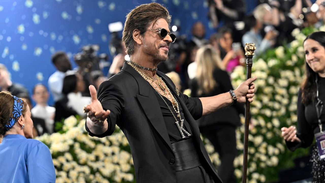 ভারতের সবচেয়ে ধনী অভিনেতা Shah Rukh Khan কোথায় টাকা লাগায় জানেন? ভারতের সবচেয়ে ধনী অভিনেতা Shah Rukh Khan কোথায় টাকা লাগায় জানেন?