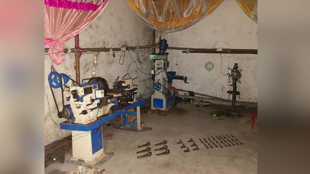 STF: বিয়েবাড়ির সামনে গুদামে অস্ত্র কারখানা, চোখ কপালে কলকাতা পুলিশের STF-র STF: বিয়েবাড়ির সামনে গুদামে অস্ত্র কারখানা, চোখ কপালে কলকাতা পুলিশের STF-র