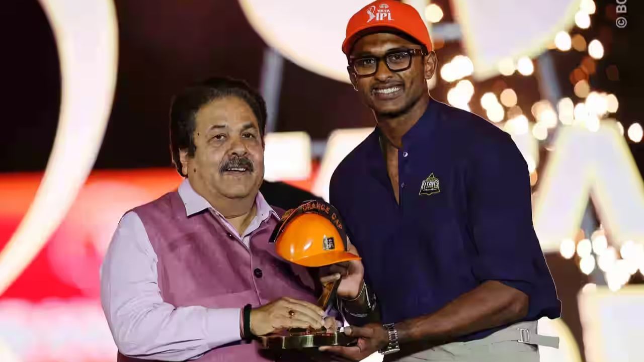 ১৫৬.১৭ স্ট্রাইকরেটে ১৫ ম্যাচে সাই সুদর্শন ১৮তম আইপিএলে ১টি সেঞ্চুরি ও ৬টি হাফসেঞ্চুরি করেছেন। পুরো মরসুমে তিনি মেরেছেন ৮৮টি চার ও ২১টি ছয়।