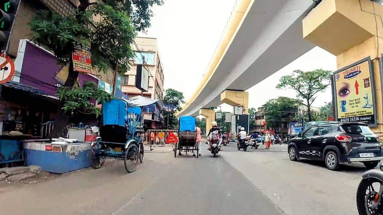 Behala:  শাড়ির আঁচল পেঁচিয়ে পড়ে যান, বেহালার সখেরবাজারে বাসের চাকায় পিষ্ট হয়ে মৃত্যু