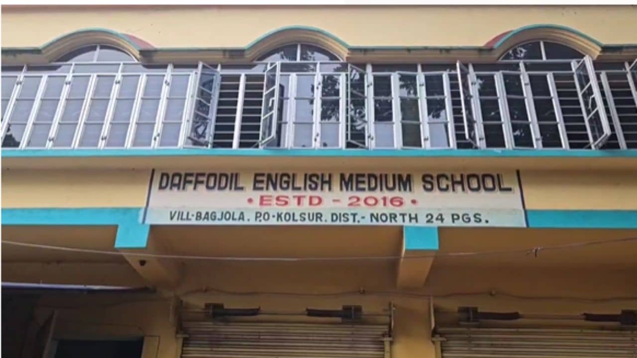 Baduria: স্কুল ঢুকে হুটপাট সমস্ত পড়ুয়াদের বার করে বাড়ি পাঠালেন গ্রামবাসীরা... পালালেন কর্ণধার, এতদিনে ফাঁস পর্দা, কী হত বাদুড়িয়ার স্কুলে?