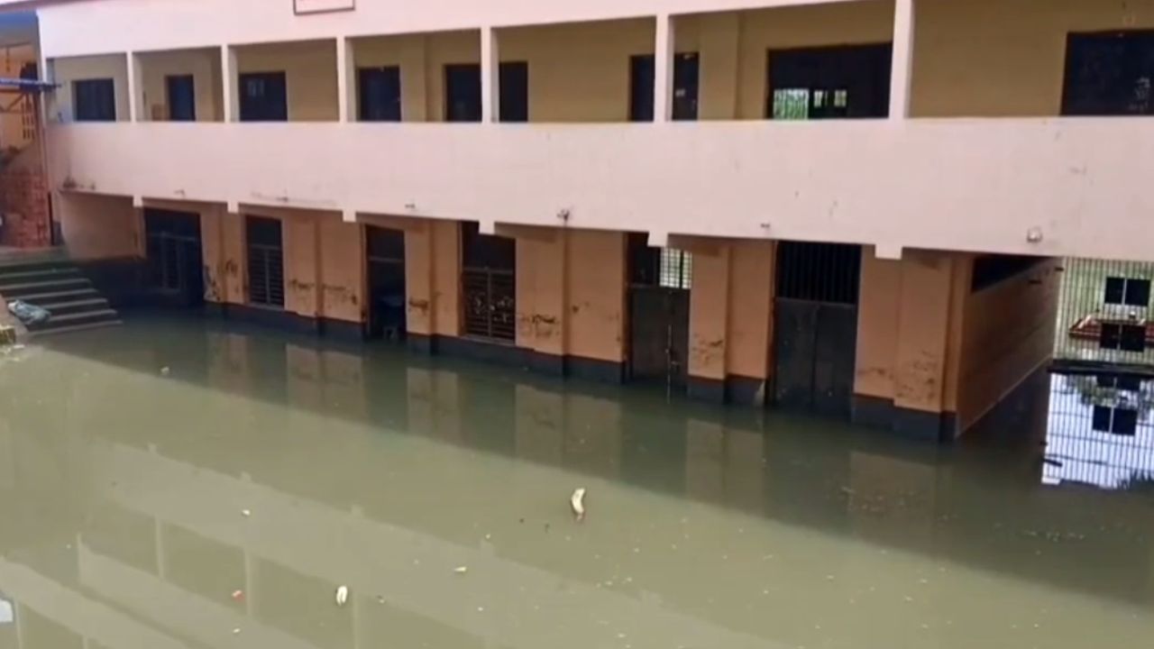 Ghatal: যেন নামছেই না জল...., বন্যায় লাটে উঠেছে পড়ুয়াদের পড়াশোনা Ghatal: যেন নামছেই না জল...., বন্যায় লাটে উঠেছে পড়ুয়াদের পড়াশোনা