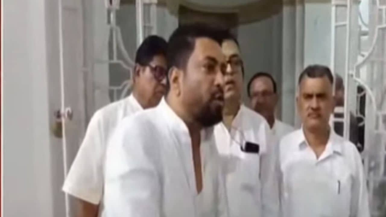 Shankar Ghosh: বিধানসভায় ধুন্ধুমার, পড়ে গিয়ে বুকে ব্যথা শঙ্কর ঘোষের, SSKM-কে নিয়ে যাওয়ার নির্দেশ