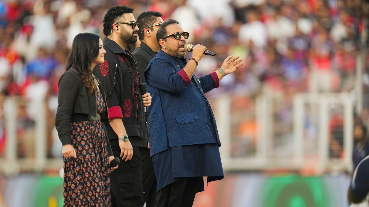 শঙ্কর মহাদেবন মঞ্চে পারফর্ম করেছেন তাঁর দুই ছেলে সিদ্ধার্থ ও শিবমকে সঙ্গে নিয়ে। একের পর এক দেশভক্তিমূলক গান গাইতে থাকেন তাঁরা।
