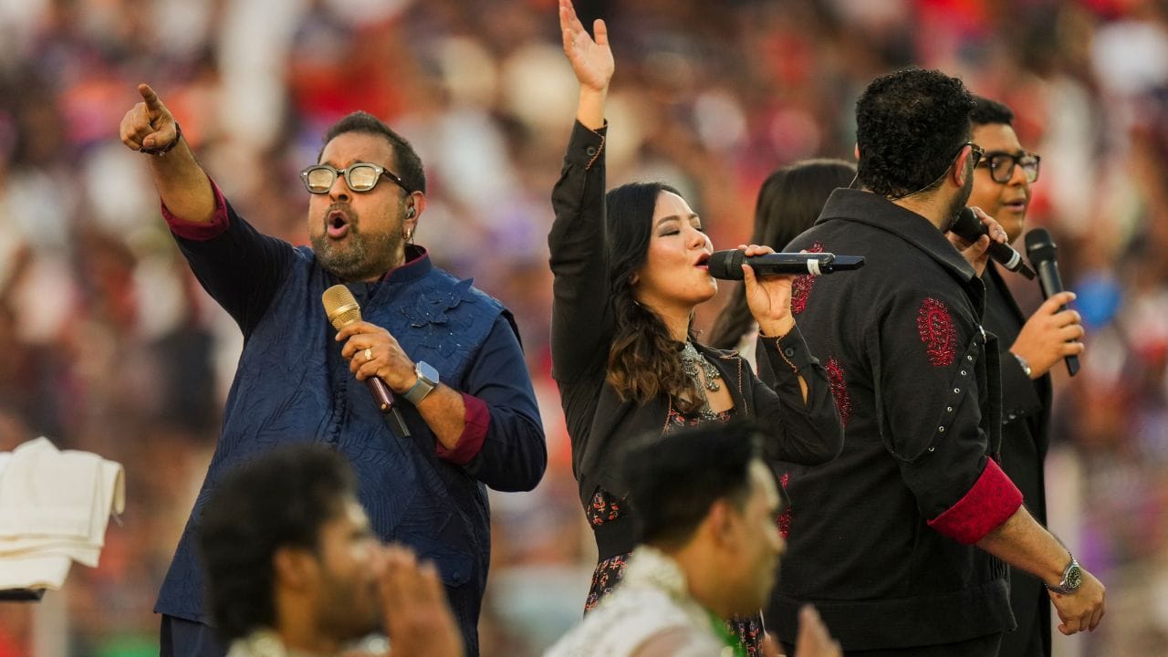 এ বারের আইপিএলের শেষেও তার অন্যথা হল না। হয়েছে জমকালো সমাপ্তি অনুষ্ঠান। মরসুমের শুরুটা হয়েছিল জমকালো এক উদ্বোধনী অনুষ্ঠান দিয়ে। সেখানে শ্রেয়া ঘোষাল, দিশা পাটানির মতো তারকা পারফর্ম করেছিলেন। 
