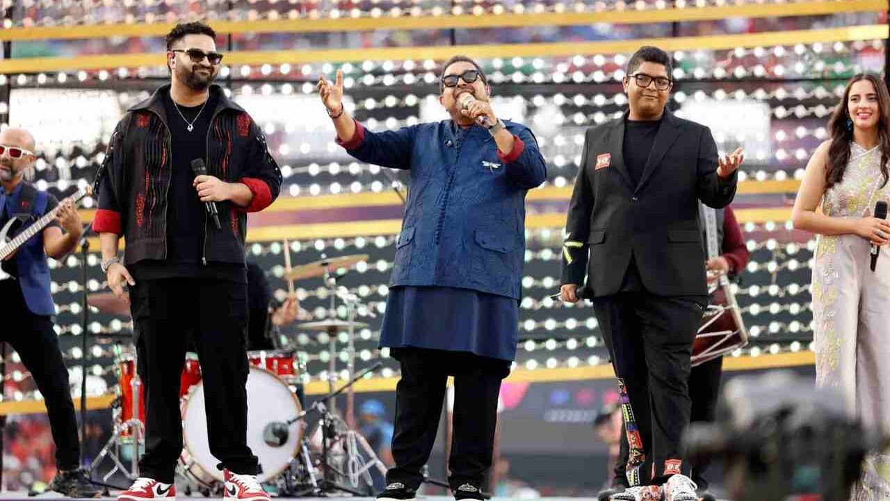 একের পর এক দেশভক্তিমূলক গান গাইতে থাকেন শঙ্কর মহাদেবন, সিদ্ধার্থ মহাদেবন ও শিবম মহাদেবনরা। গানে-গানে দেশপ্রেমে মাতোরায়া হয়ে ওঠেন স্টেডিয়ামে হাজির দর্শকরা।
