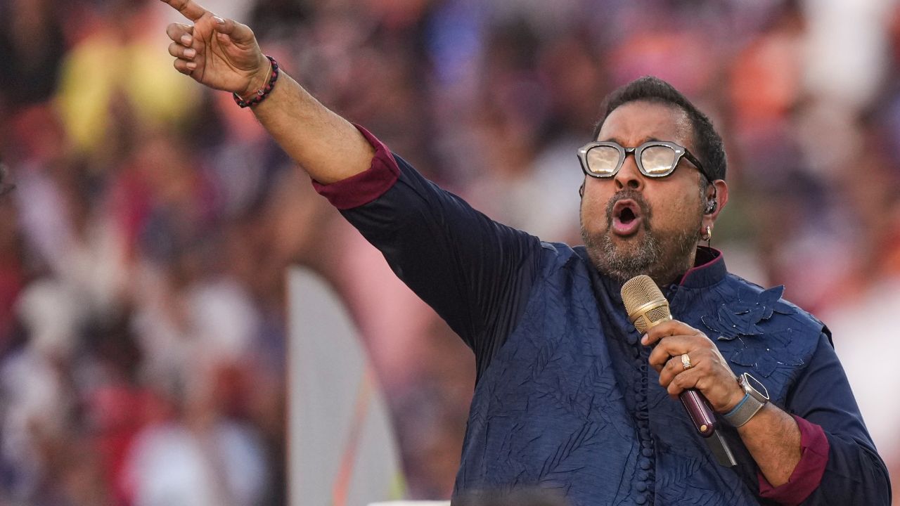 দেশের জনপ্রিয় সঙ্গীতশিল্পী শঙ্কর মহাদেবন পারফর্ম করেছেন ১৮তম আইপিএলের সমাপ্তি অনুষ্ঠানে। সকলের মন ছুঁয়ে গিয়েছে এই ক্লোজিং সেরেমনি।
