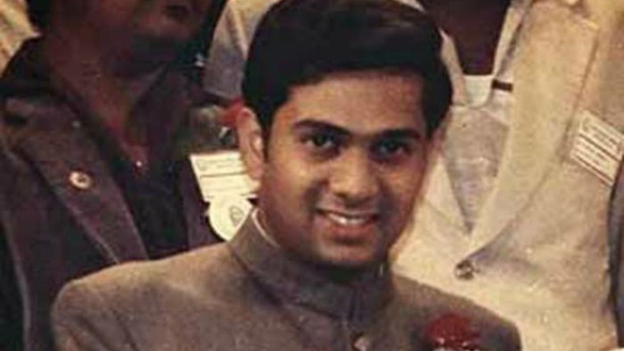 ছিলেন ডাক্তার হলেন পুলিশ, ঝুলিতে ২০ বেশি ডিগ্রি! ভারতের সবচেয়ে শিক্ষিত ব্যক্তিকে চেনেন?