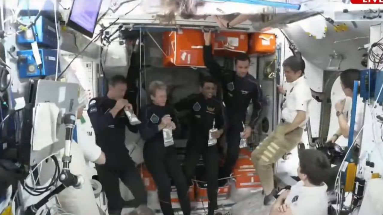 Shubhanshu Shukla: হাওয়ায় ভেসে আলাপ-আলিঙ্গন, মহাকাশ ঘাঁটিতে সময় মতো ঢুকে পড়লেন শুভাংশুরা