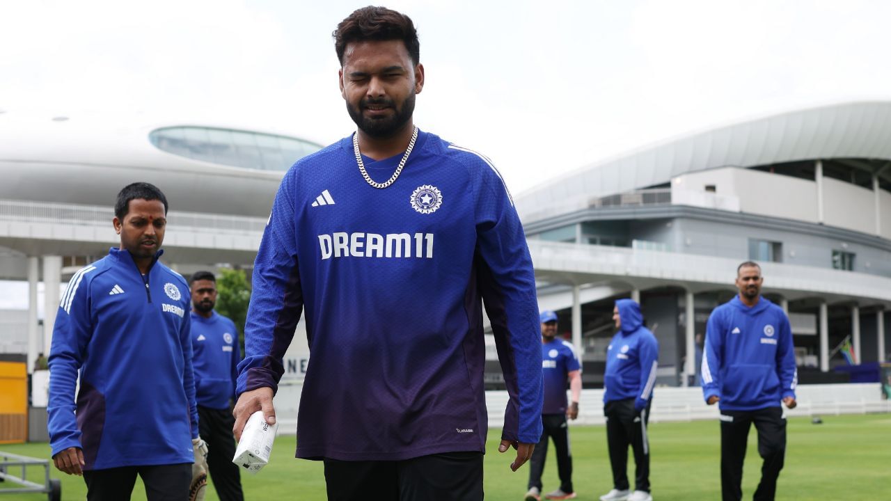 ইংল্যান্ড সিরিজে সহ অধিনায়ক ঋষভ পন্থ। তিনি আইপিএলেও নেতৃত্ব দিয়েছেন। এই কিপার ব্যাটার শুভমনকে নেতৃত্বে সহযোগিতা করতে পারবেন, সেই ভাবনা থেকেই দায়িত্ব দেওয়া হয়েছে।