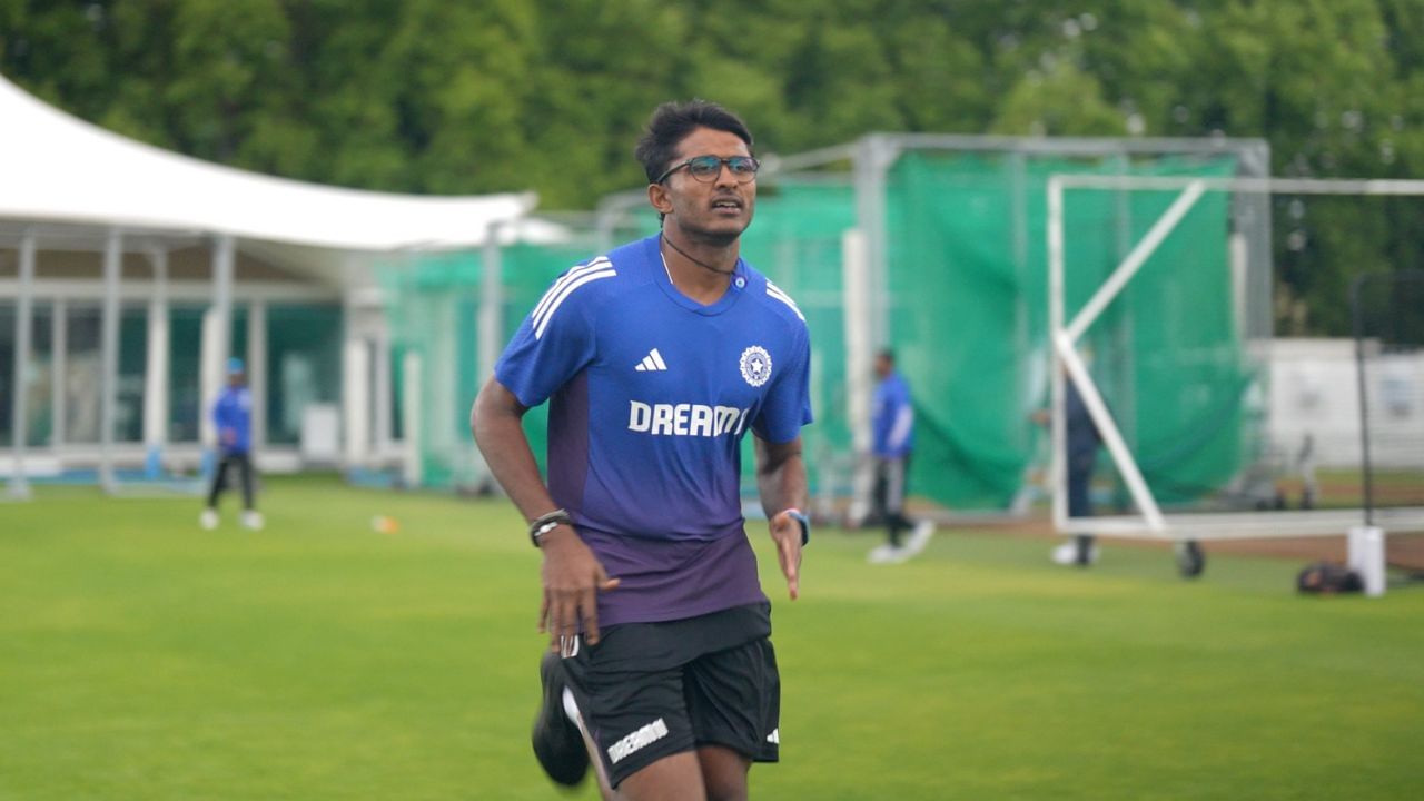 প্রথম বার টেস্ট টিমে ডাক পেয়েছেন সাই সুদর্শন এবং অর্শদীপ সিং। এর মধ্যে প্রথম টেস্টেই খেলার সম্ভাবনা প্রবল সাইয়ের। বুমরাকে সব ম্যাচে খেলানো হবে না। ফলে অর্শদীপেরও সুযোগ পাওয়া সময়ের অপেক্ষা।