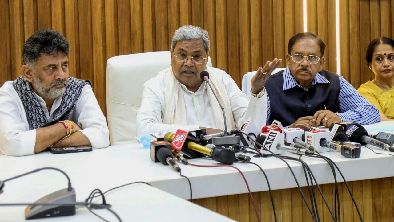 Bengaluru Stampede: 'কুম্ভে তো আরও বেশি মারা গিয়েছিল...', পদপিষ্টের জন্য জনতাকেই দোষ দিলেন মুখ্যমন্ত্রী! Bengaluru Stampede: 'কুম্ভে তো আরও বেশি মারা গিয়েছিল...', পদপিষ্টের জন্য জনতাকেই দোষ দিলেন মুখ্যমন্ত্রী!