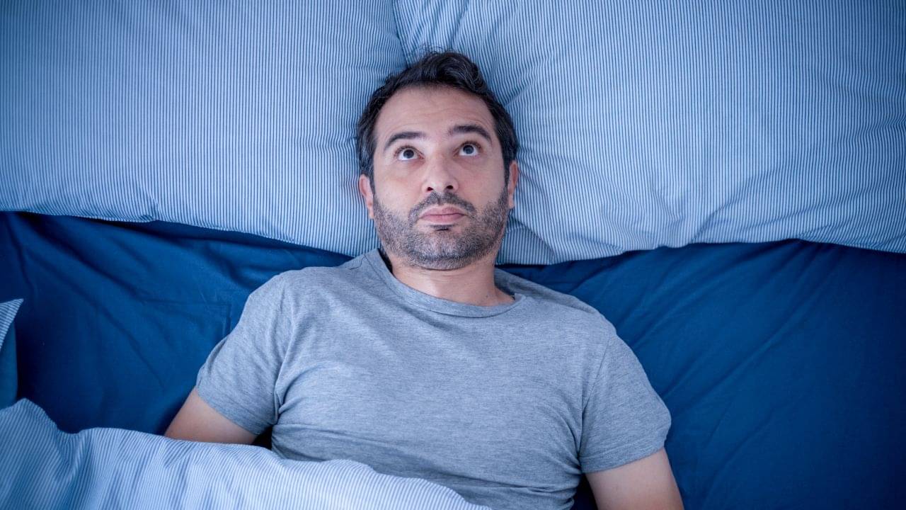 হাজার চেষ্টাতেও ঘুম আসে না? ঝটপট বদলে ফেলুন বিছানার চাদর