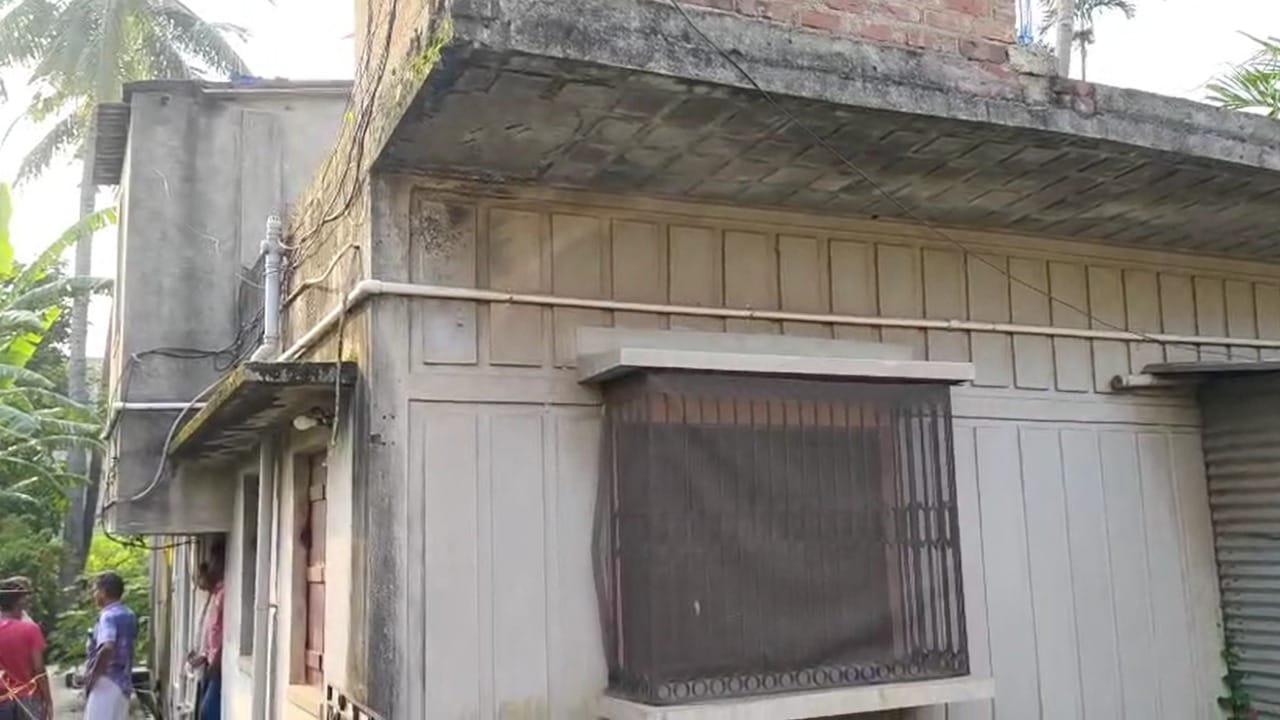 Sodepur: সোদপুরে দম্পতির ঝুলন্ত দেহ উদ্ধারে বাড়ছে রহস্য, আত্মহত্যা নাকি অন্য কিছু? ভাবাচ্ছে পুলিশকে Sodepur: সোদপুরে দম্পতির ঝুলন্ত দেহ উদ্ধারে বাড়ছে রহস্য, আত্মহত্যা নাকি অন্য কিছু? ভাবাচ্ছে পুলিশকে