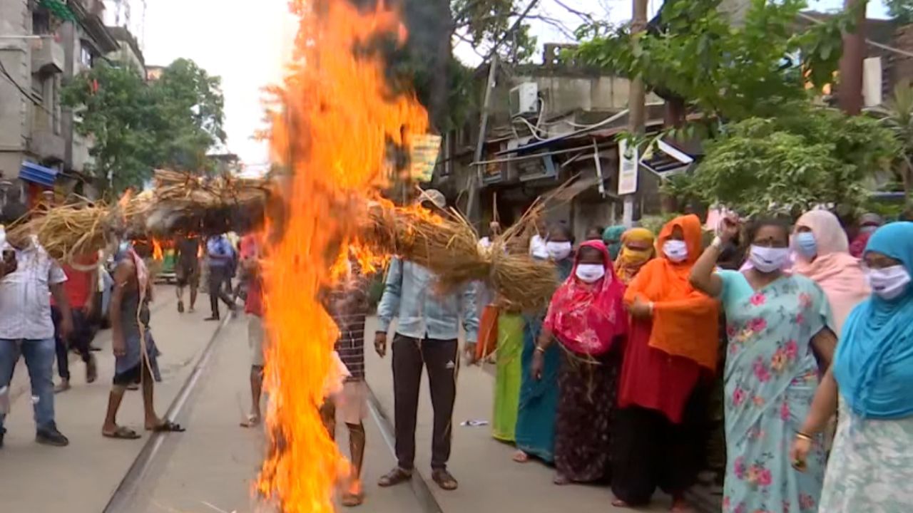 Sonagachi: সুকান্তর মন্তব্যের প্রতিবাদ, কুশপুতুল জ্বালিয়ে বিক্ষোভ সোনাগাছির যৌনকর্মীদের Sonagachi: সুকান্তর মন্তব্যের প্রতিবাদ, কুশপুতুল জ্বালিয়ে বিক্ষোভ সোনাগাছির যৌনকর্মীদের