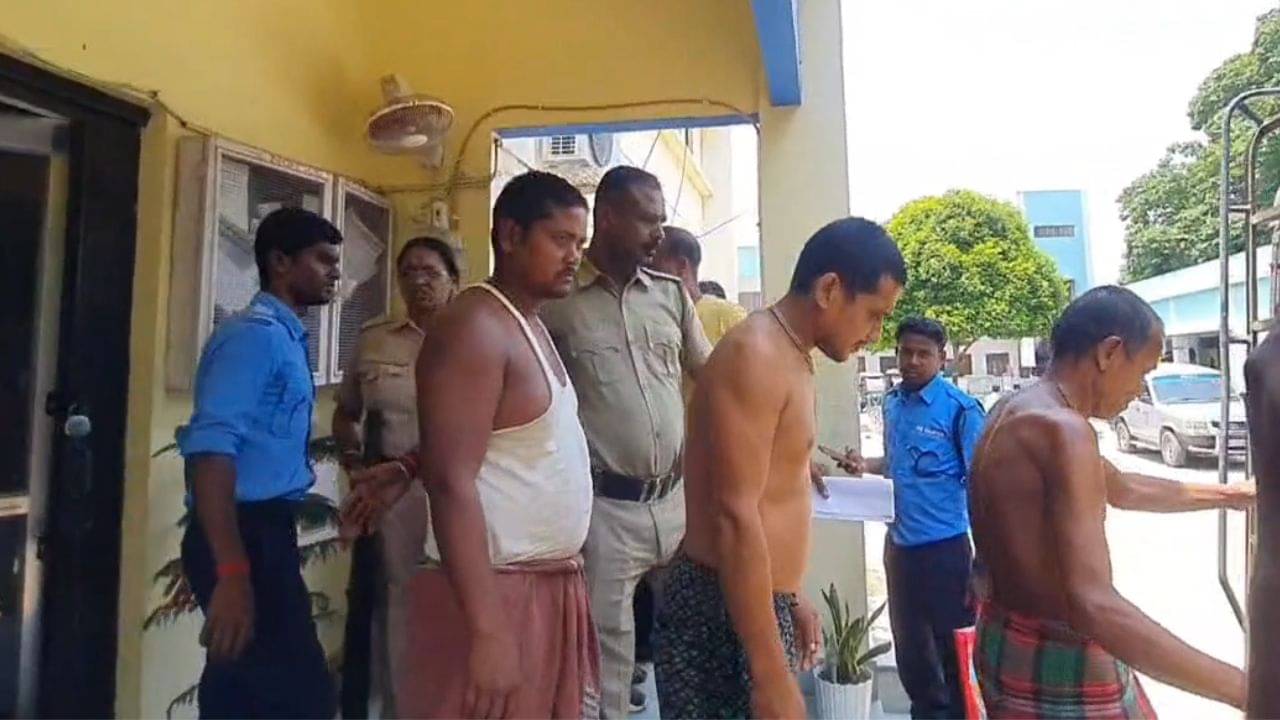 South Dinajpur: গ্রামে একের পর এক মৃত্যু, মহিলাকে ডাইনি অপবাদ দিয়ে পরিবারের সদস্যদের মারধর, মল খাওয়ানোর অভিযোগ