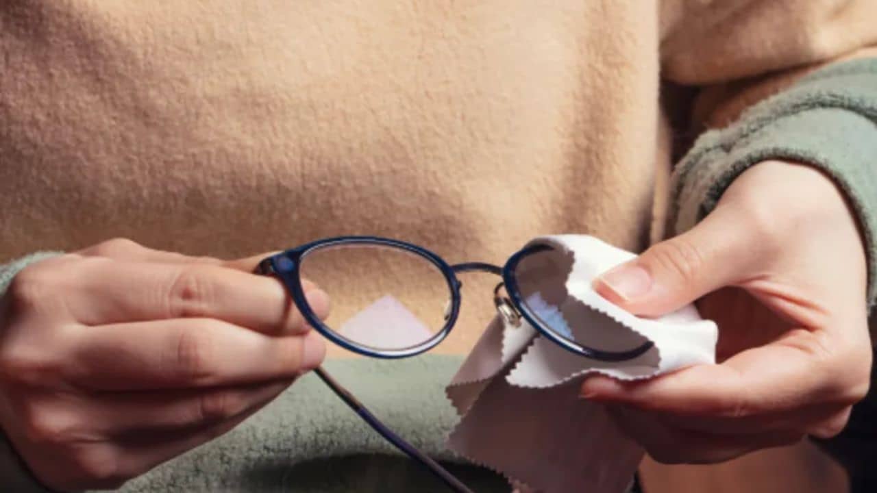 কাপড় ভুলে যান, এভাবে চশমা মুছলে ঝকঝকে হবেই