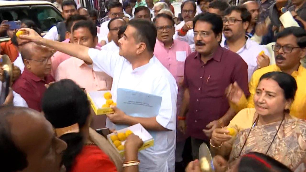 West bengal Assembly: বাজছে বাজনা, বিধানসভার বাইরে একে অপরকে লাড্ডু খাওয়াচ্ছেন শুভেন্দুরা, কেন?