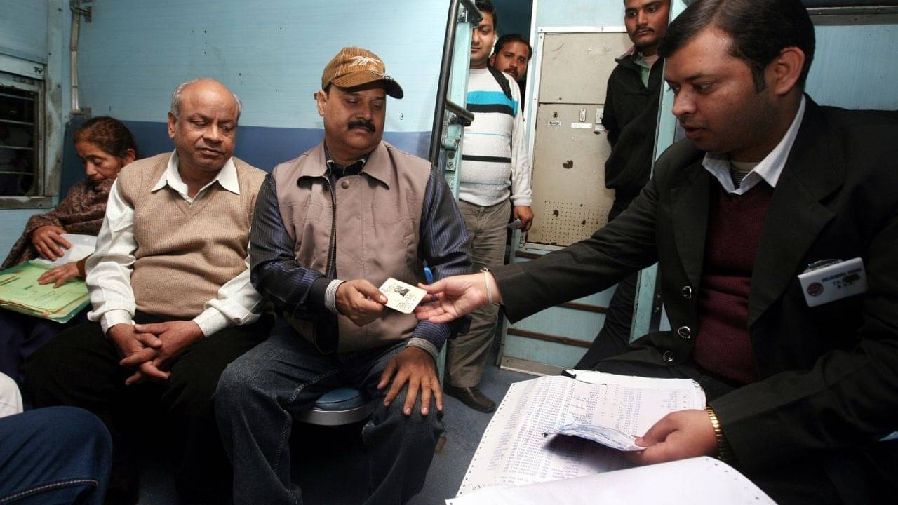 Railways: ট্রেনে সফরের সময় পকেটে রাখুন Aadhaar Card, নাহলেই TTE ধরবে...কেন জানুন