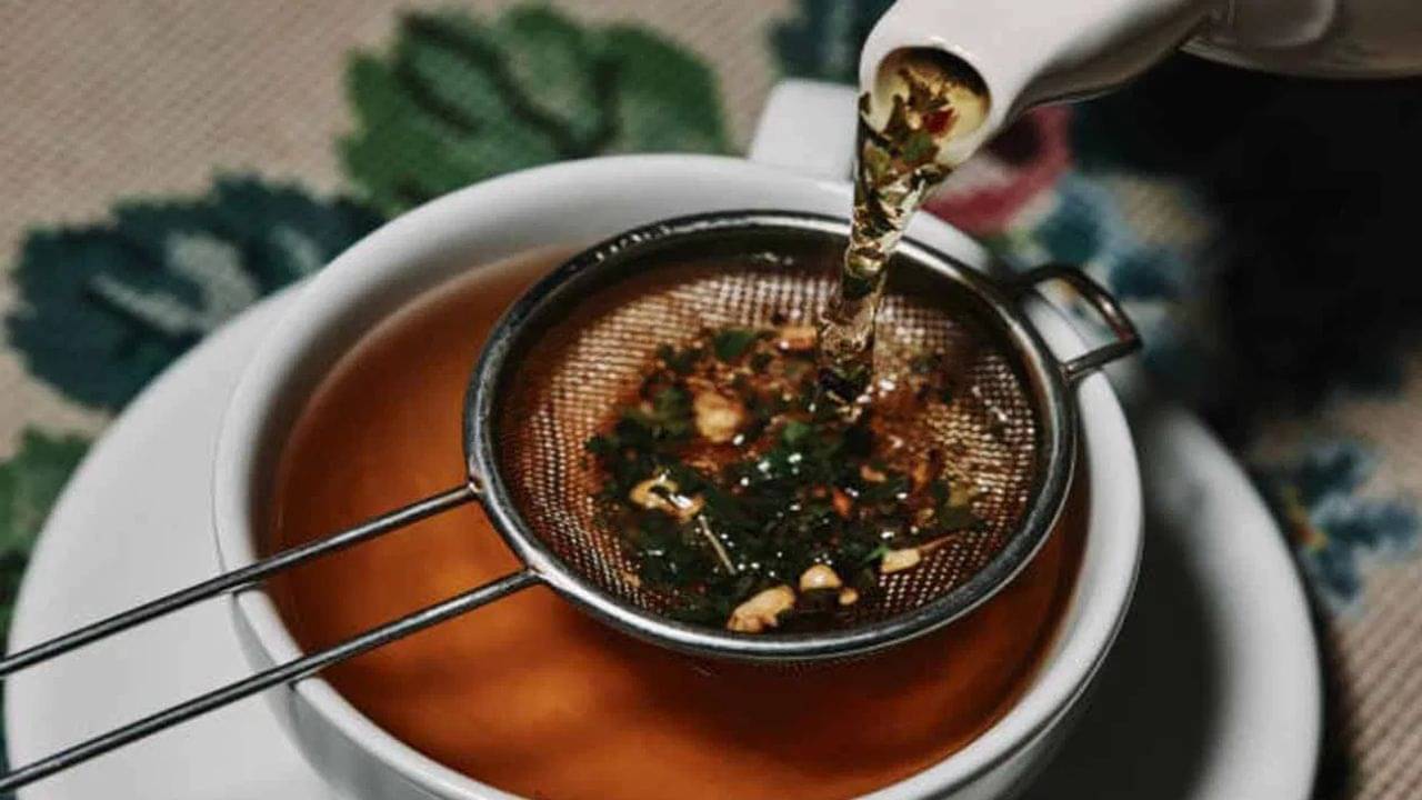 চা তৈরির পর পাতা ফেলে দিচ্ছেন? এর অন্য ব্যবহার জানলে চমকে উঠবেন!