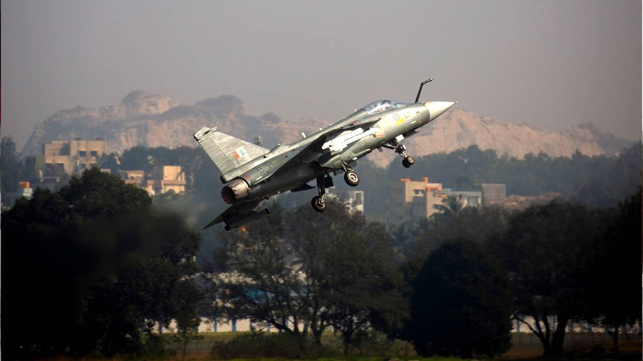 Indian Army: হাফ ডজন তেজস পেতে বায়ুসেনার লাগবে আরও ১ বছর! ডেলিভারিতে দেরি নিয়ে মার্কিন সংস্থাকে দুষছে হ্যাল