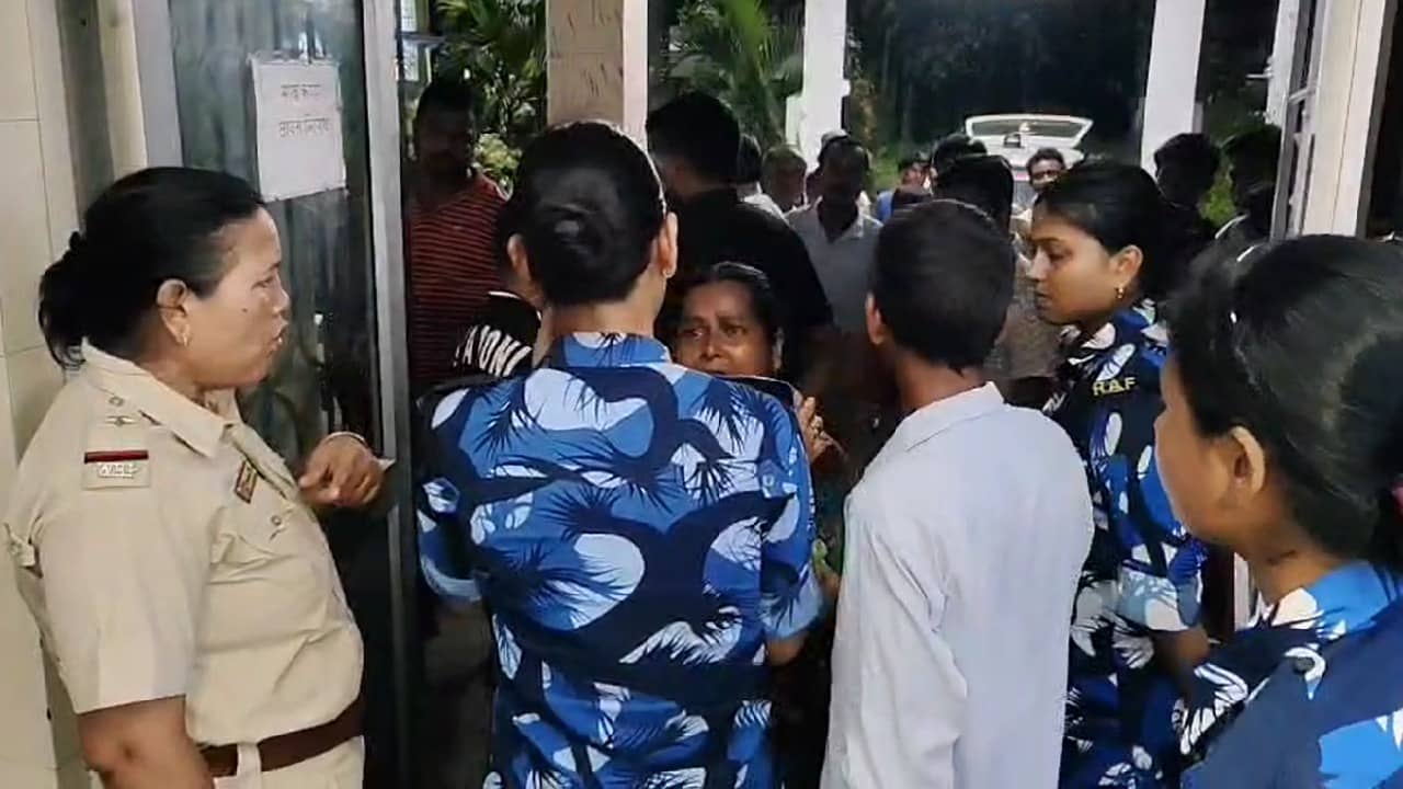 Jalpaiguri: ৩ দিন আগে জন্ম! হাসপাতাল থেকে ছুটির পরেও মৃত্যুর কোলে ঢোলে পড়ল সদ্যজাত, থানায় পরিবার