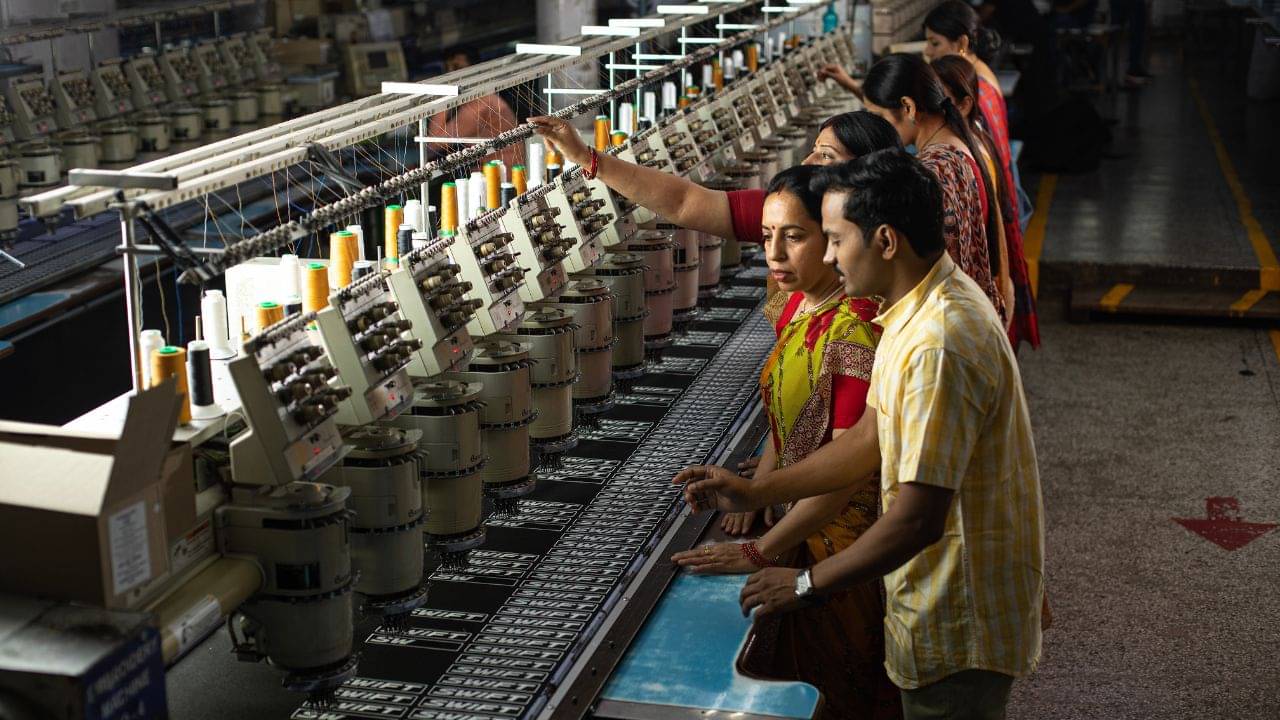 Bangladesh-এর মেরুদণ্ডে বিরাট ধাক্কা, পোশাক শিল্পে এবার প্রতিবেশী দেশের বাজার খেয়ে নিচ্ছে ভারতের Textile সংস্থাগুলো!