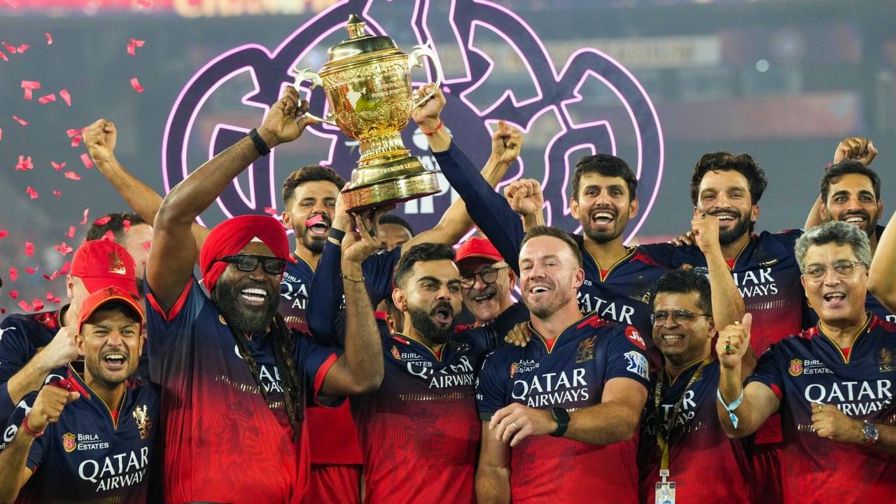 RCB, IPL 2025 Winner: চ্যাম্পিয়ন আরসিবির সঙ্গে পোডিয়ামে এবিডি-গেইল, বিরাট বললেন, ‘এই ট্রফি ওদেরও’