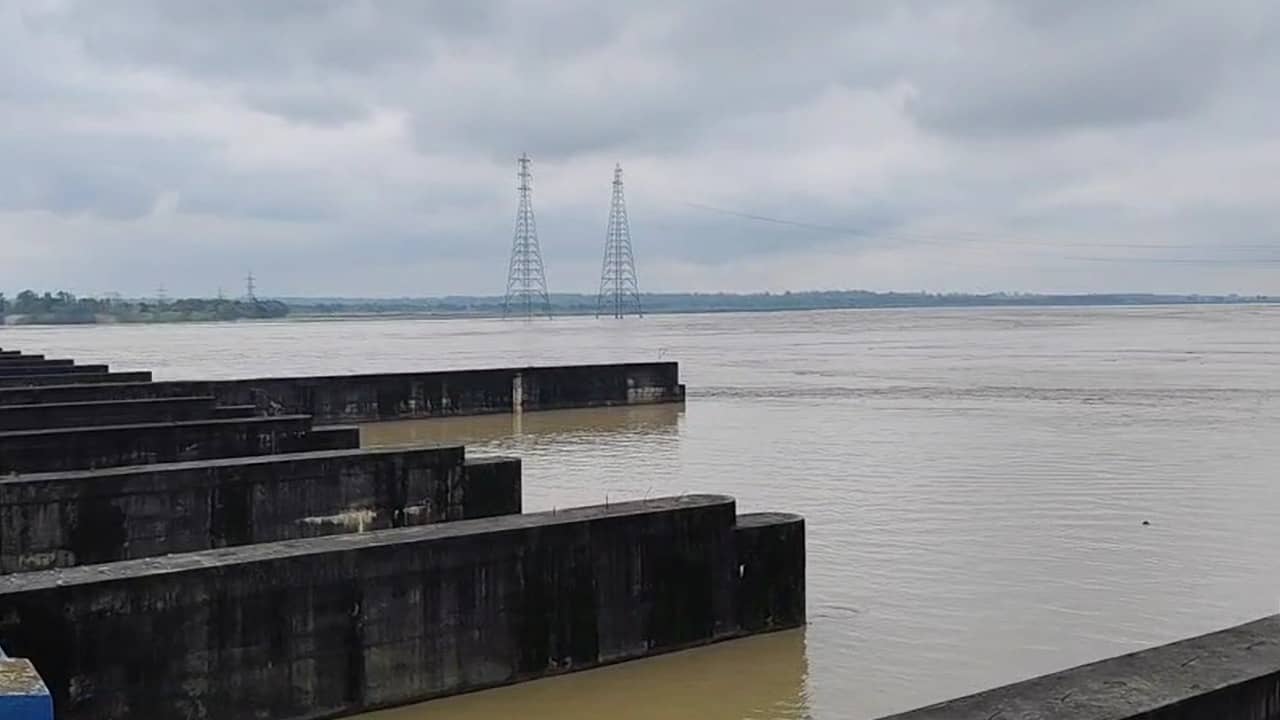 Weather in North Bengal: এখনও হলুদ সতর্কতা! ভারী বর্ষণের মধ্যে কত জল ছাড়া হল তিস্তা ব্যারেজ থেকে?