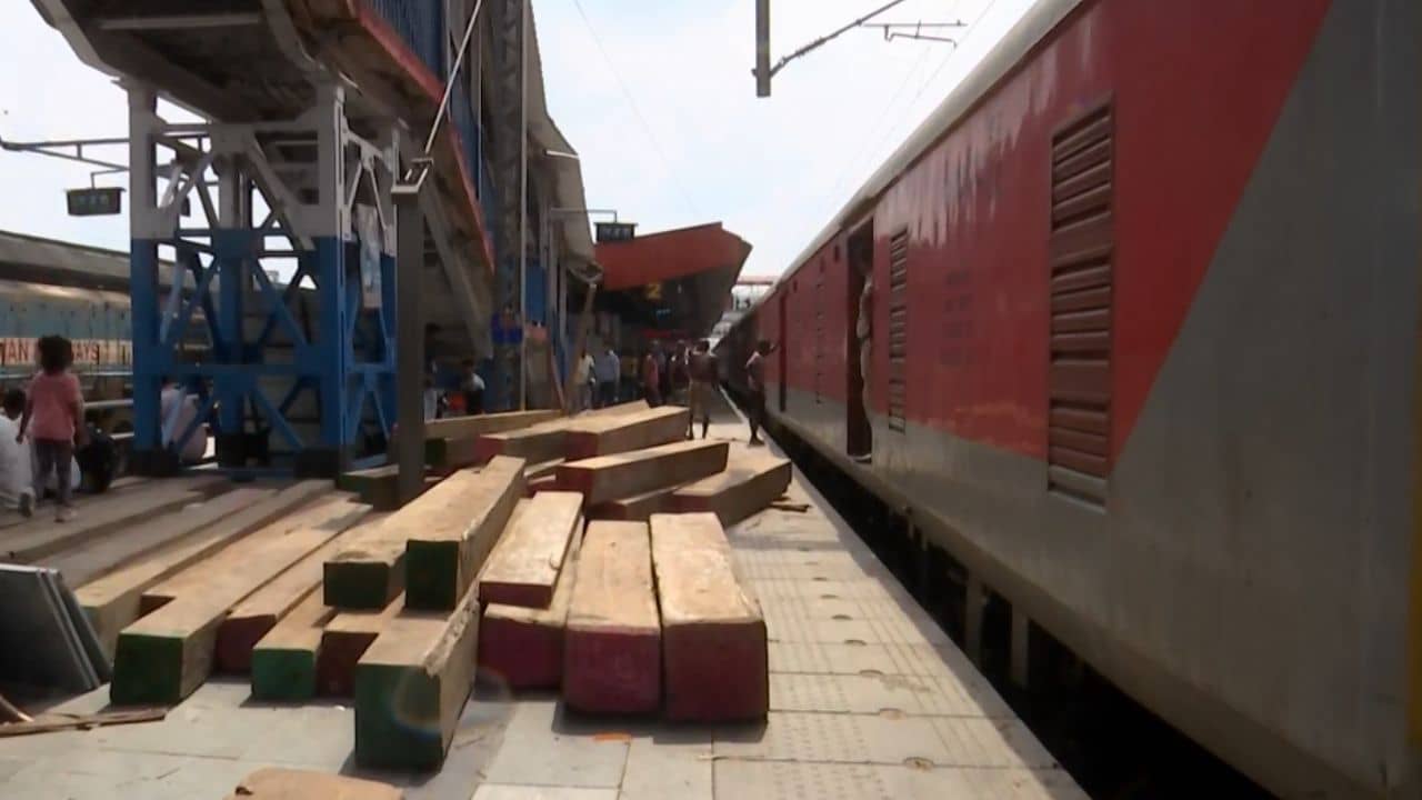 Siliguri: মালগাড়ির মধ্যে পাচার হচ্ছিল গাঁজা? স্তম্ভিত রেলপুলিশও