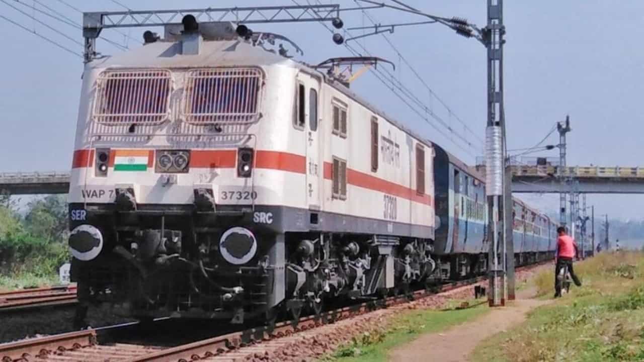 Train: ট্রেন থেকে পরপর পড়ে মৃত্যু দুজনের, বীরভূমে ভয়াবহ দুর্ঘটনা Train: ট্রেন থেকে পরপর পড়ে মৃত্যু দুজনের, বীরভূমে ভয়াবহ দুর্ঘটনা