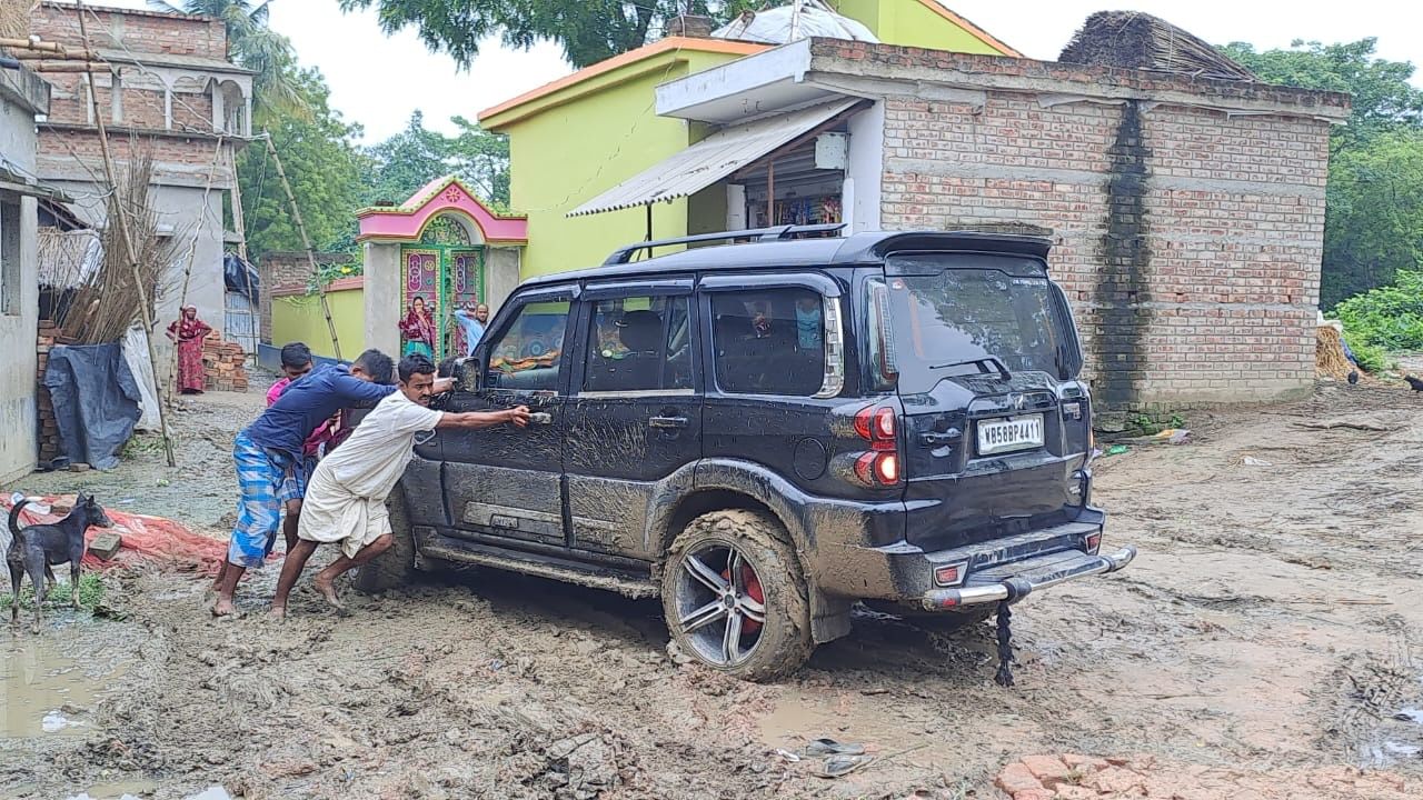 Trinamool candidate: ভোটের দিনই কাদায় ফেঁসে গেল তৃণমূল প্রার্থীর গাড়ি, শেষ পর্যন্ত গামছা বেঁধে টেনে তুলল স্থানীয়রা Trinamool candidate: ভোটের দিনই কাদায় ফেঁসে গেল তৃণমূল প্রার্থীর গাড়ি, শেষ পর্যন্ত গামছা বেঁধে টেনে তুলল স্থানীয়রা