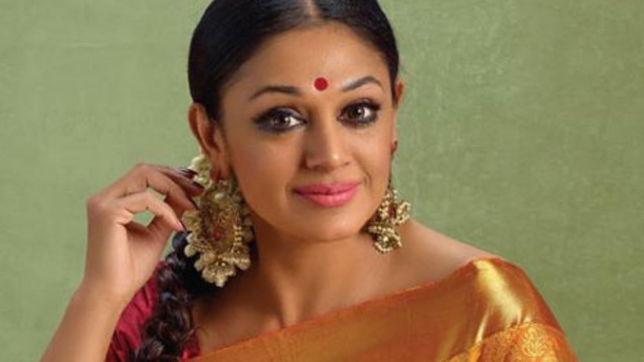 গাছের পিছনে শাড়ি বদলানোর আর্জি, কেন চেঁচিয়ে ওঠেন অমিতাভ? গাছের পিছনে শাড়ি বদলানোর আর্জি, কেন চেঁচিয়ে ওঠেন অমিতাভ?