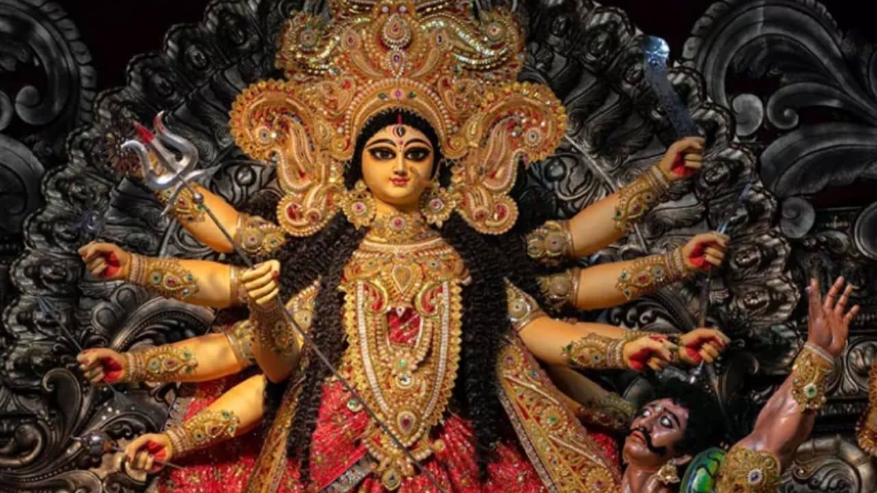 দুর্গাপুজো ঘিরে জালিয়াতির অভিযোগ নায়িকার বিরুদ্ধে, কী করেছেন নায়িকা?