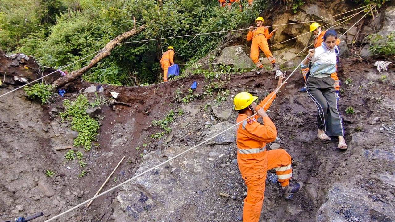 Uttarakhand: বৃষ্টি দেখেই ঢুকে গিয়েছিলেন তাঁবুতে, বুঝতে পারেনি সেখানেই বিপদ! গভীর রাতে হারিয়ে গেলেন ৯ শ্রমিক