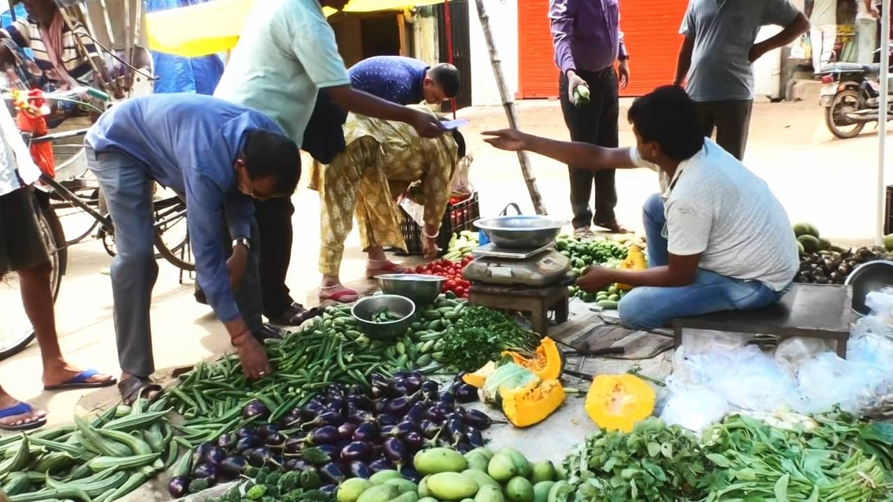 Vegetable Prices Hike: ঝিঙে-শসা ৭০ টাকায়, ঢ্যাঁড়স ৫০ টাকায়! অতিবৃষ্টি নাকি কালাবাজারি? কেন বাড়ছে সবজির দাম?