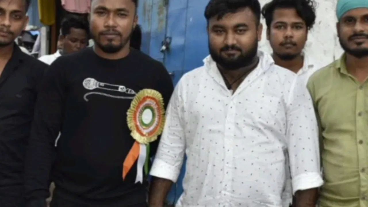 Voter List: জেল খাটা বাংলাদেশিকে ছাড়াতে গিয়েছিলেন TMC নেতা? ছবি ভাইরাল হতেই বললেন, 'আমি এইসব গায়ে মাখি না' Voter List: জেল খাটা বাংলাদেশিকে ছাড়াতে গিয়েছিলেন TMC নেতা? ছবি ভাইরাল হতেই বললেন, 'আমি এইসব গায়ে মাখি না'